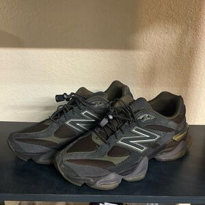New Balance Men's Black and Gray Sneakers